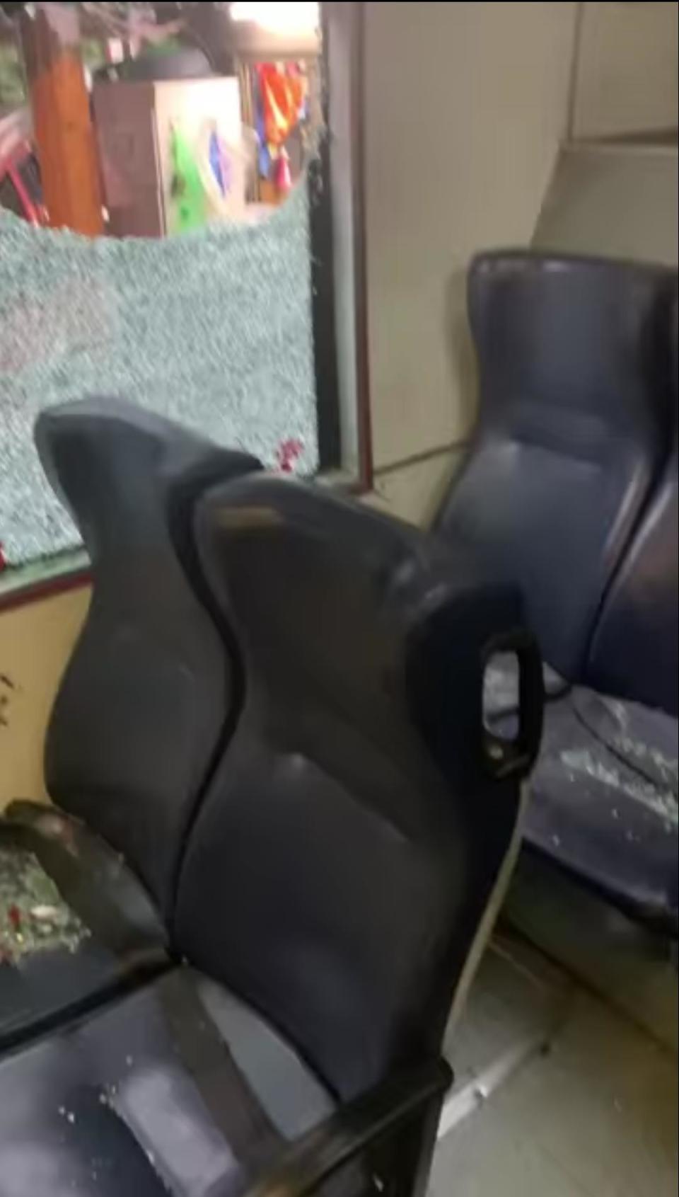玻璃全碎嚇壞不少乘客。（圖／翻攝自臉書「爆料公社」）