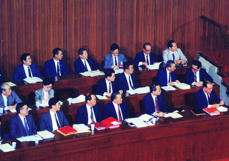 行政院長郝柏村率全體閣員列席立法院會議。