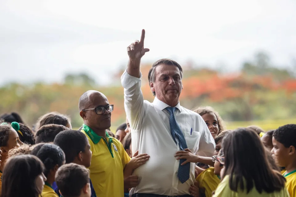 BRASÍLIA, DF, 07.10.2022 - JAIR-BOLSONARO-DF: O presidente Jair Bolsonaro (PL), com o apresentador Datena, durante entrevista coletiva no Palácio da Alvorada, em Brasília, nesta sexta-feira. (Foto: Gabriela Bilo/Folhapress)