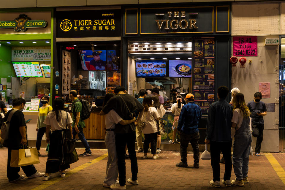 林鄭表示下月20日前不會放寬社交距離措施。 (Photo by Marc Fernandes/NurPhoto)