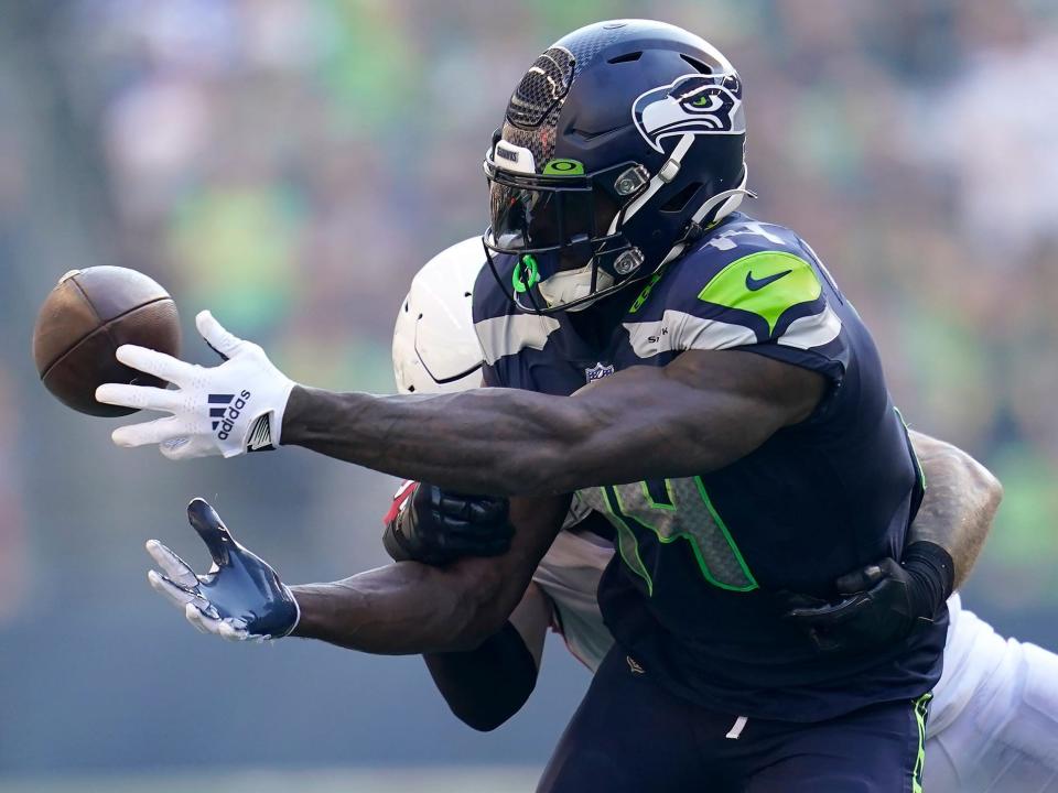 DK Metcalf fails to make a catch against the Arizona Cardinals.