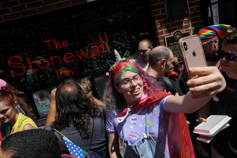 Una mujer toma una selfie en el mítico bar Stonewall Inn en New York, Estados Unidos. REUTERS/Brendan McDermid.