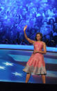 4. September: Wow, was für ein Kleid - das strahlt puren Optimismus aus! Michelle trug diese Brokatrobe von Tracy Reese in Kombi mit pinken Pumps von J Crew zur “Democratic National Convention” in North Carolina. (Bild: Splash)