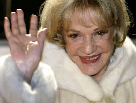 FILE PHOTO - Actress Jeanne Moreau arrives at the European film awards ceremony in Berlin, Germany, December 6, 2003. REUTERS/Fabrizio Bensch/File Photo