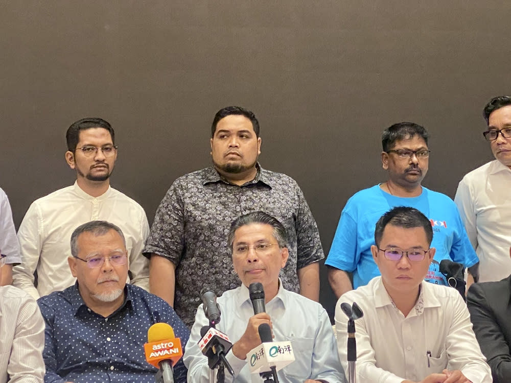 Johor PKR chief Syed Ibrahim Syed Noh (centre), who represented the Johor Pakatan Harapan (PH), said the coalition will request to have an audience with state ruler Sultan Ibrahim Sultan Iskandar. — Picture by Ben Tan