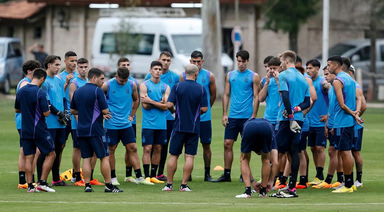 Mascherano dialoga con sus jugadores en el entrenamiento de la selección argentina en el predio Iosep