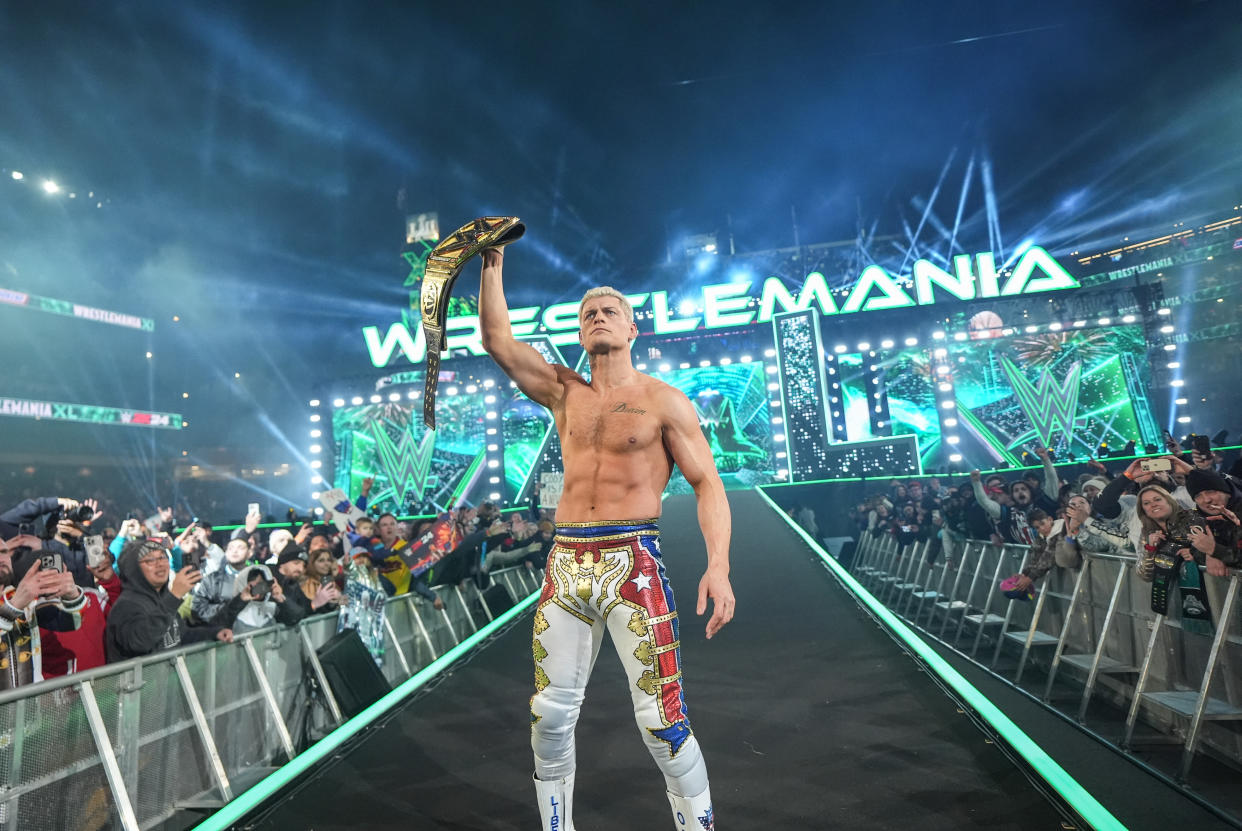 Cody Rhodes levanta el cinturón de Campeón Indiscutible Universal tras imponerse a Roman Reigns en el evento principal de WrestleMania 40. (Foto: WWE/Getty Images)