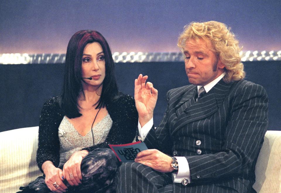 US-Popsängerin Cher und Moderator Thomas Gottschalk auf der Couch am 23.1.1999 bei der Liveshow "Wetten, daß ...?" in der Augsburger Schwabenhalle. Für Thomas Gottschalk war seine 66. Moderation des ZDF-Dauerbrenners eine kleine Reise zu den Anfängen:Vor 17 Jahren, am 6. Februar 1982, nahm der Bildschirm-Plauderer in Augsburg erstmals an der Show teil - damals noch als Gast bei «Wetten, daß...?»-Erfinder Frank Elstner, den er gut fünf Jahre später beerben sollte. Auf der Couch der Wettpaten herrschte derweil österreichischer Zungenschlag: Ob die Schauspielerinnen Sonja Kirchberger und Christiane Hörbiger, Schlagersänger Udo Jürgens oder auch Jung-Mime Moritz Bleibtreu - alle haben sie Wurzeln im kleinen Nachbarland.      (Photo by Ursula Düren/picture alliance via Getty Images)