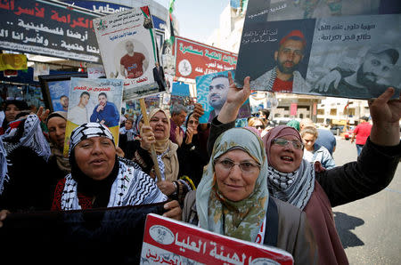 Palestinians celebrate after Palestinian prisoners ended a hunger strike over their conditions in Israeli jails, in the West Bank city of Ramallah May 27, 2017. REUTERS/Mohamad Torokman