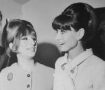 Audrey Hepburn, que estaba en Nueva York por el estreno de 'My Fair Lady' (1964), aprovechó para saludar a Streisand en Broadway. Esta última estaba representando 'Funny Girl', un musical que después se convertiría en película. (Foto: Bettmann / Getty Images)