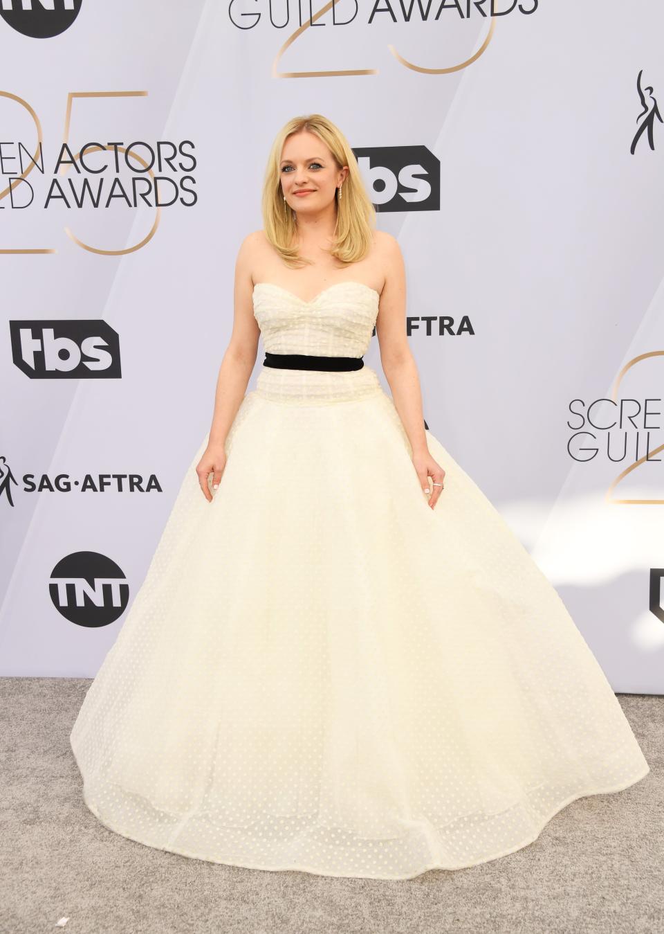 Elisabeth Moss strahlte in ihrem cremefarbenen Prinzessinnenkleid für die Fotografen. (Bild: Frazer Harrison/Getty Images)