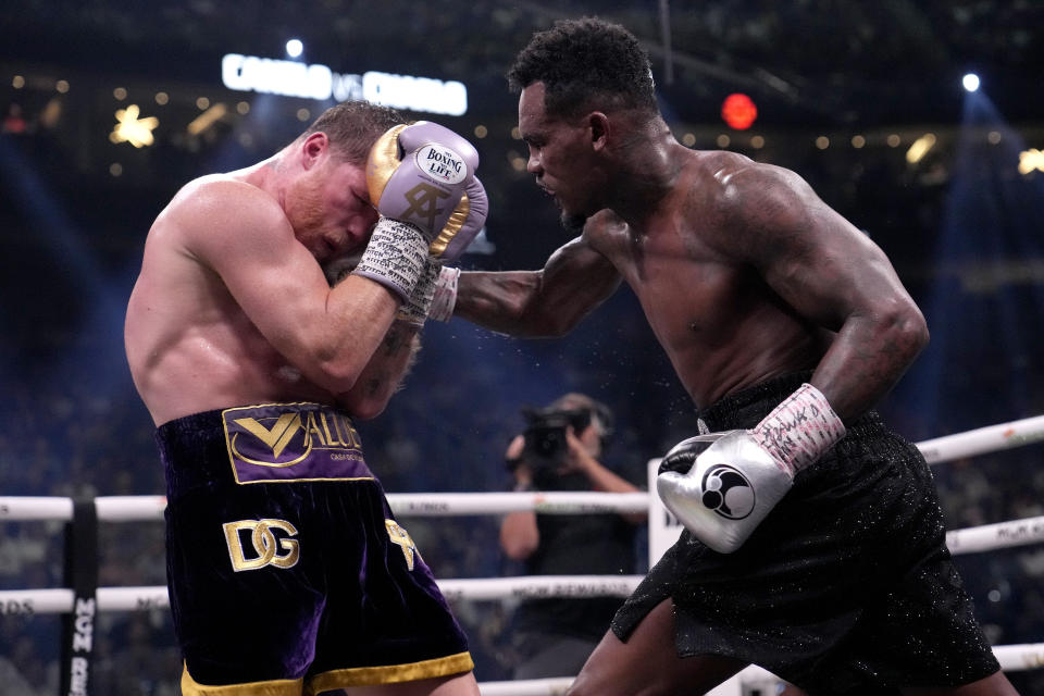 Charlo conecta a 'Canelo'