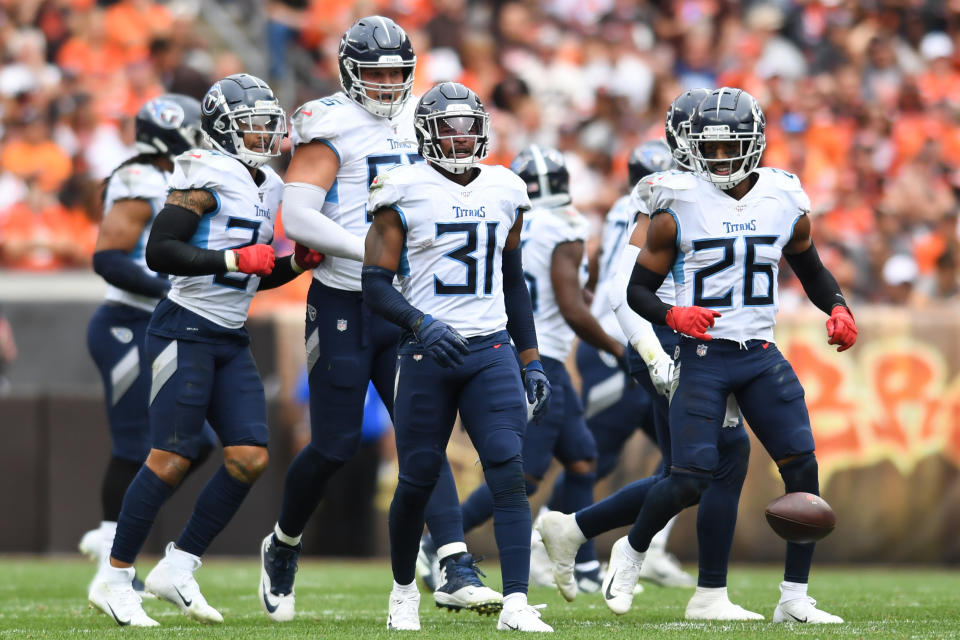 Free safety Kevin Byard #31 of the Tennessee Titans celebrates with teammates