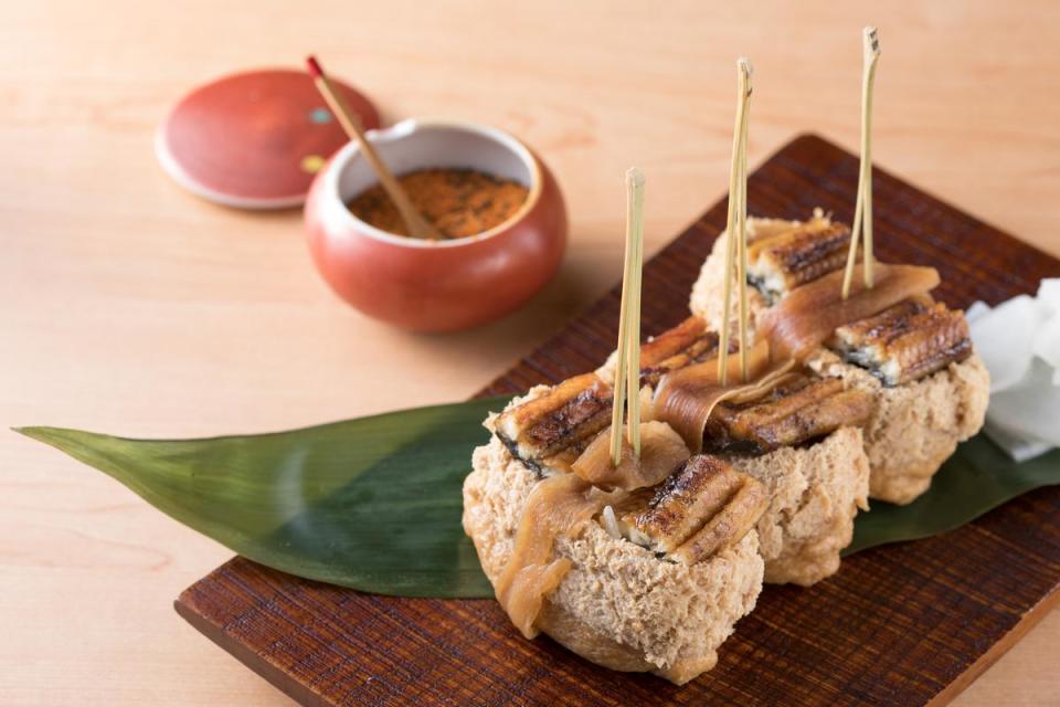 個頭很大的「鰻魚稻禾壽司」，以甜豆皮包覆越光米飯，鋪上蒲燒鰻魚，吃來飽滿紮實。（260元／份）