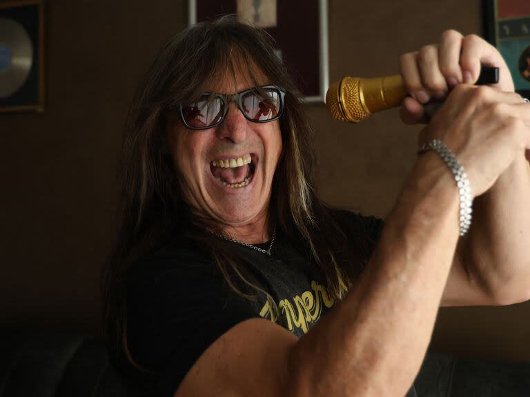 Adrián Barilari en su casa, rodeado de discos de Oro de Rata Blanca y de memorabilia rockera