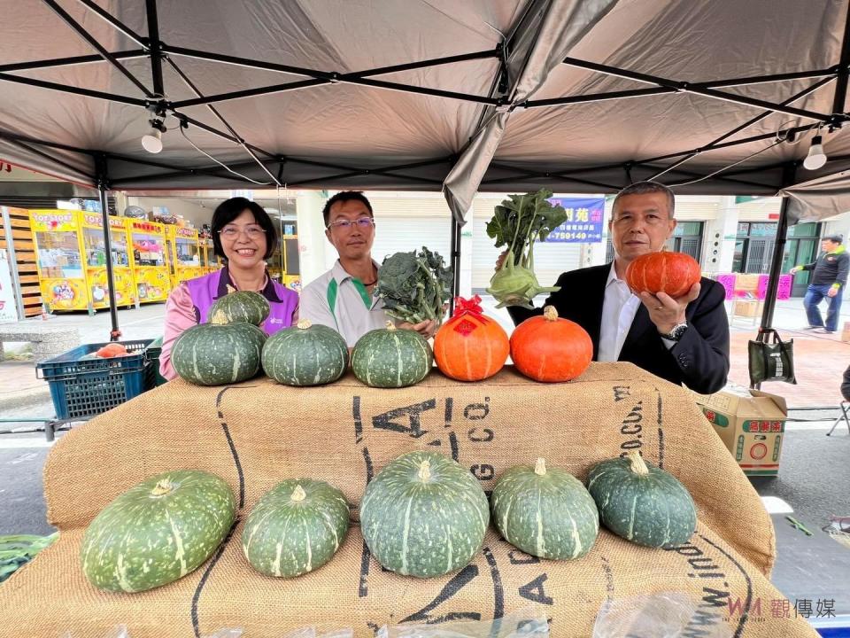 ▲彰化縣社頭鄉舉辦年貨大街，年貨大街首日開張就吸引眾多鄉民採購，歡迎各地的好朋友「龍」來社頭過好年。（記者陳雅芳攝）