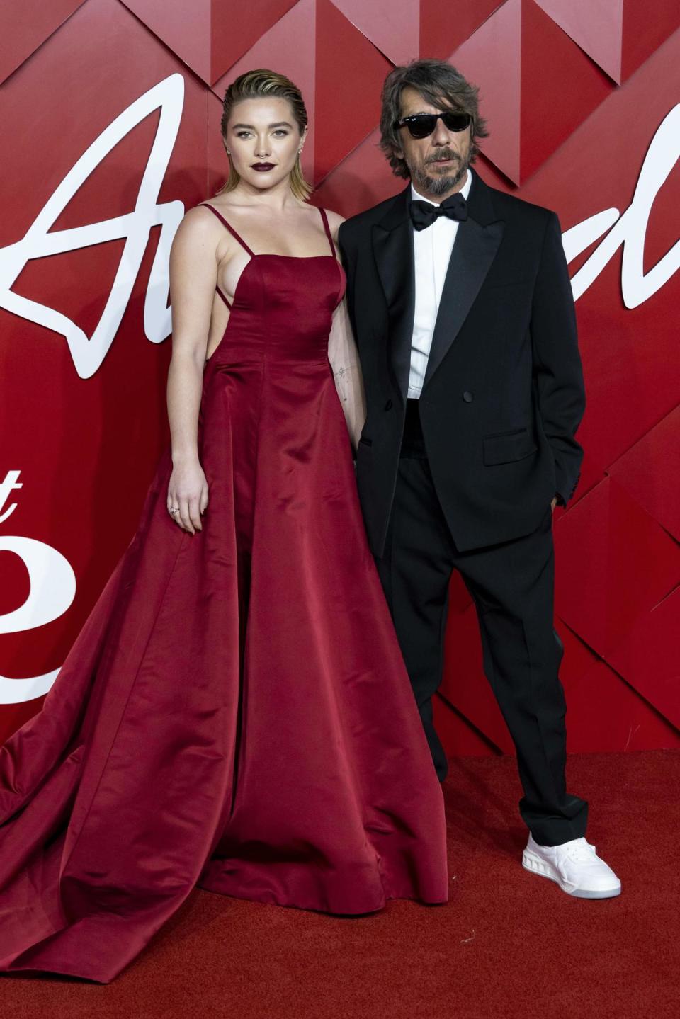 身穿范倫鐵諾晚禮服的女星佛羅倫絲普伊（左），與范倫鐵諾創意總監Pierpaolo Piccoli（右）。（東方IC）