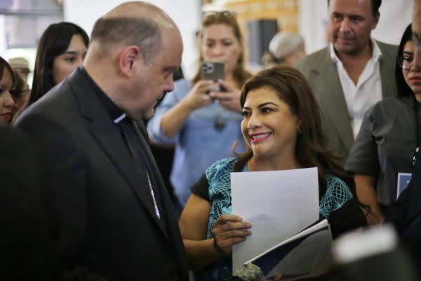 Clara Brugada, candidata a la Jefatura de Gobierno de la CDMX, firma acuerdo por la paz.