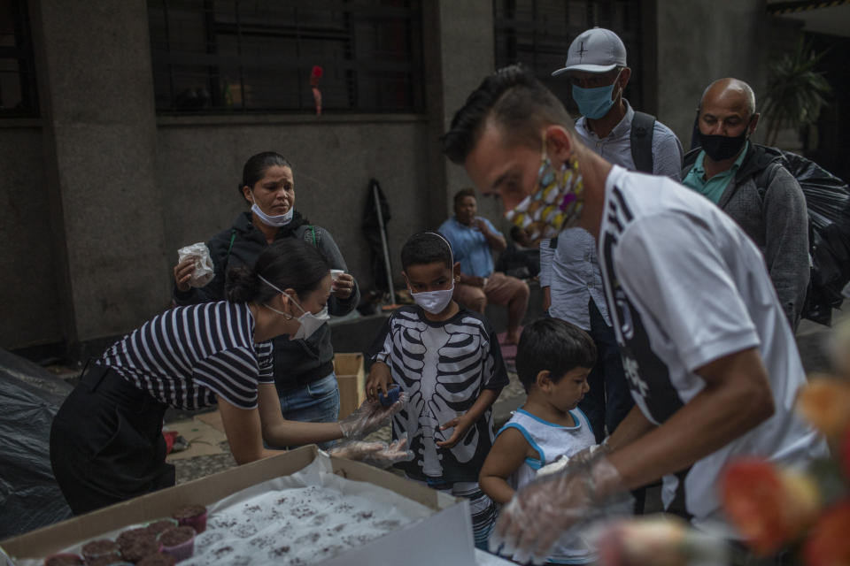 Un grupo de voluntarios distribuye comidas a personas sin hogar en São Paulo, el 18 de abril de 2021. (Victor Moriyama/The New York Times)