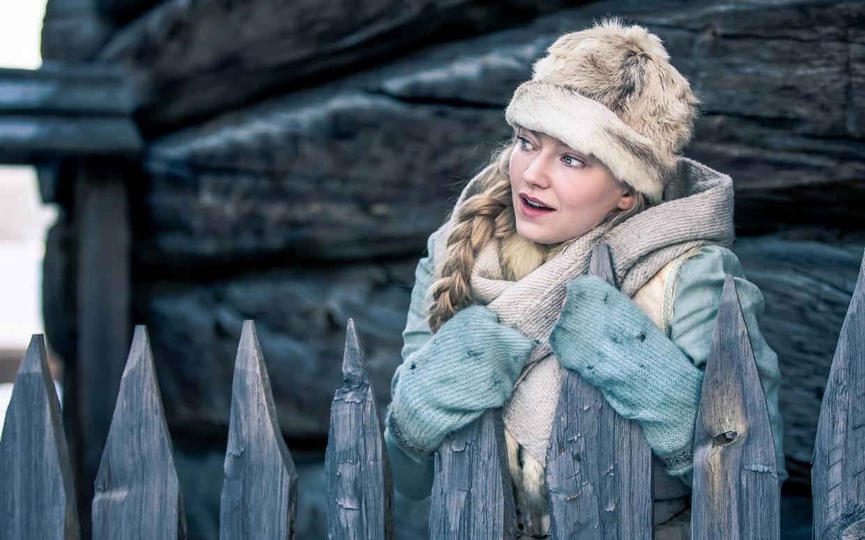 Aschenbrödel (Astrid Smeplass) leidet auch in der Neuverfilmung unter ihrer sadistischen Stiefmutter und träumt von der großen Liebe.  (Bild: Plaion Pictures / Frederick Howard)