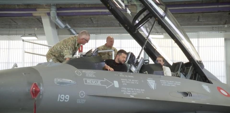 美國 18 日批准荷蘭、丹麥向烏克蘭交付被寄予厚望的 F-16 戰機，而烏軍方面也證實將接受有關駕駛該機的培訓，但距離能實質投入作戰，外界預估還要半年甚至更長時間。   圖：擷取自澤連斯基「X」（原推特）