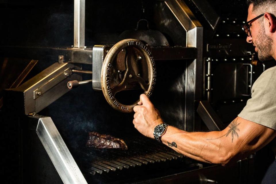 El chef Giorgio Rapicavoli llamándole a la parrilla de su nuevo restaurante Mayfair House "el Ferrari de las parrillas".