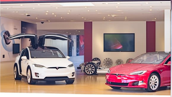 Model X and Model S in a Tesla store. Image source: author.