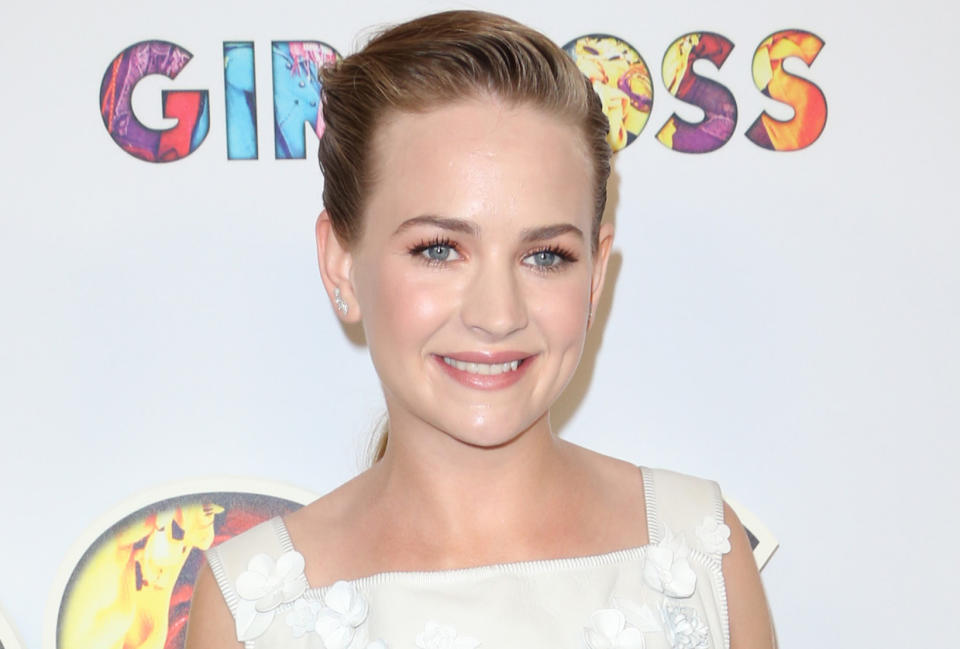 Britt Robertson To Star In Shondaland Abc Drama For The People In Recast