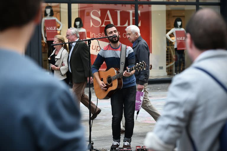 Los artistas que actúan en la vía pública y los mendigos sufren con el cambio en los hábitos de pago en España