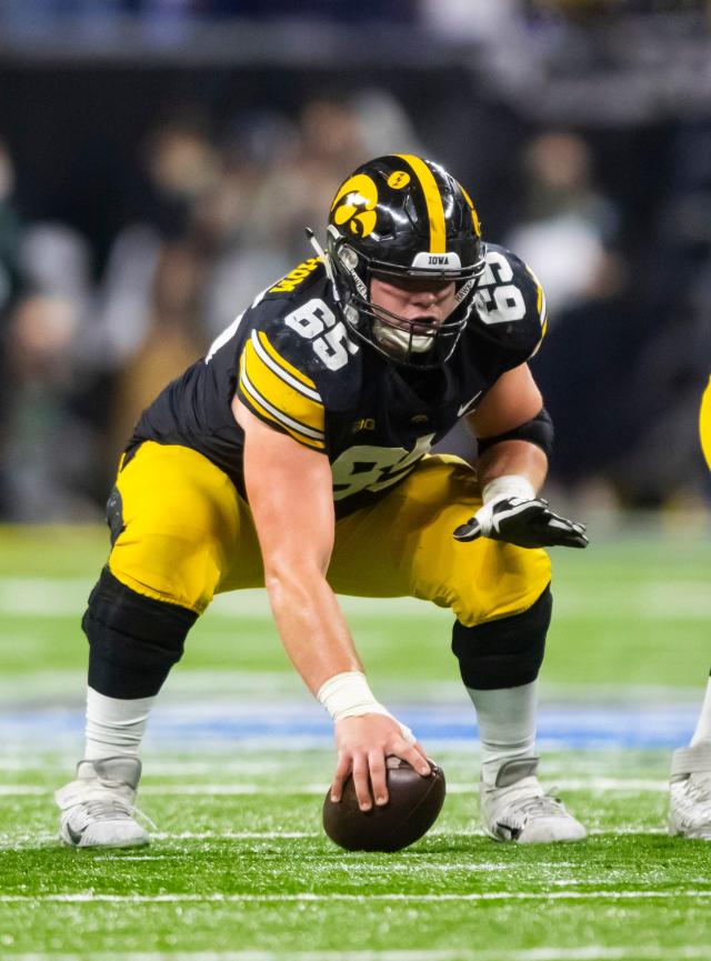 Baltimore Ravens pick Iowa's Tyler Linderbaum with 25th pick of 2022 NFL  Draft