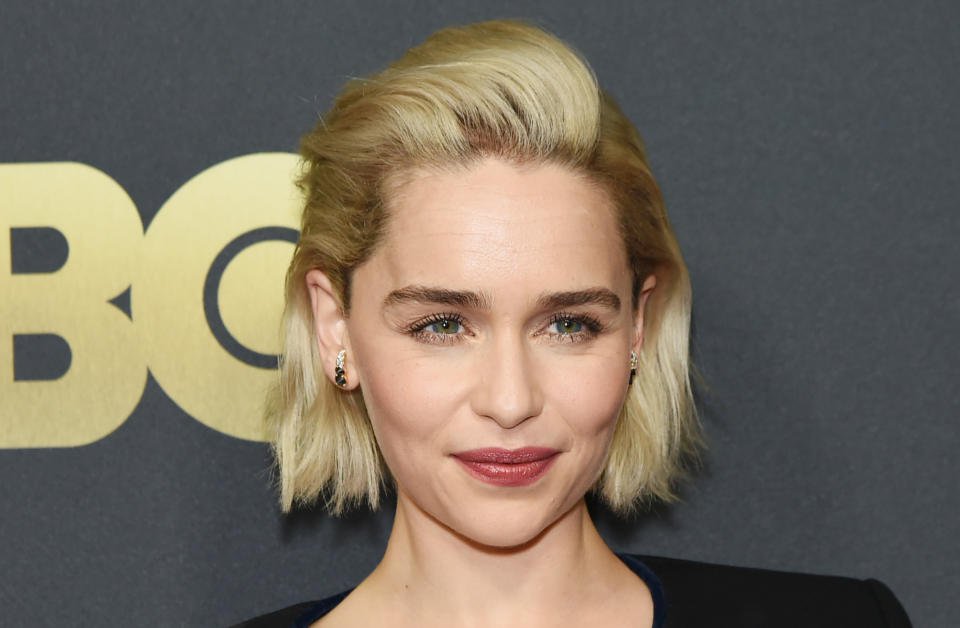 Den Bob hinters Ohr geklemmt, für einen freien Blick aufs Gesicht: Emilia Clarke besticht mit Nude-Make-up mit etwas Mascara, zartrosé Blush und rotem Lipgloss. (Bild: Getty Images)