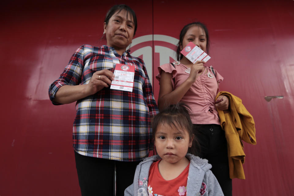 TOLUCA, ESTADO DE MÉXICO, 08JULIO2019.- Desde temprana hora acudieron aficionados al fútbol a las taquillas de la Bombonera para adquirir sus boletos para la primera edición de la Copa Toluca que será disputada entre Los Diablos Rojos del Toluca y Potros FC el próximo 14 de julio en el estadio Nemesio Diez. FOTO: CRISANTA ESPINOSA AGUILAR /CUARTOSCURO.COM