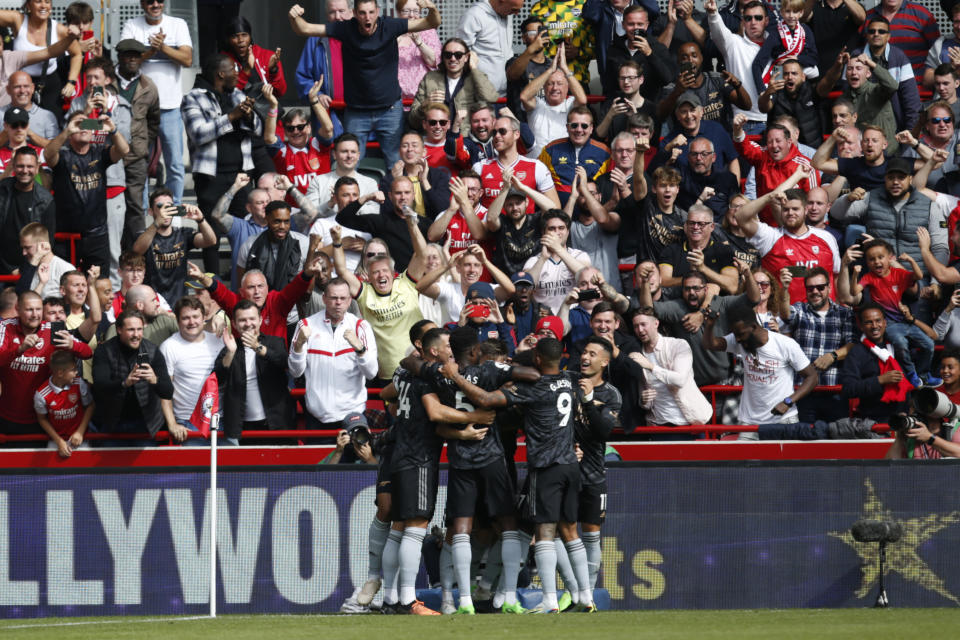 Jugadores del Arsenal celebran con su compañero Fabio Vieira, quien anotó el tercer gol en el triunfo 3-0 ante el Brentford en la Liga Premier el domingo 18 de septiembre del 2022. (AP Foto/David Cliff)
