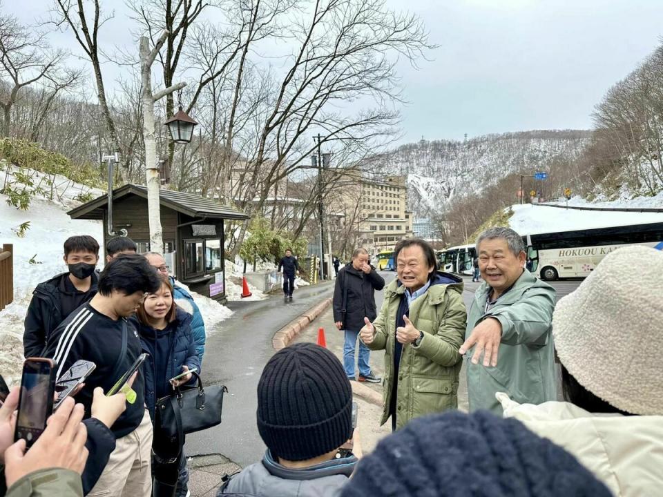 民進黨立委王世堅率團隊至北海道旅遊依舊人氣不減。   圖：取自王世堅臉書