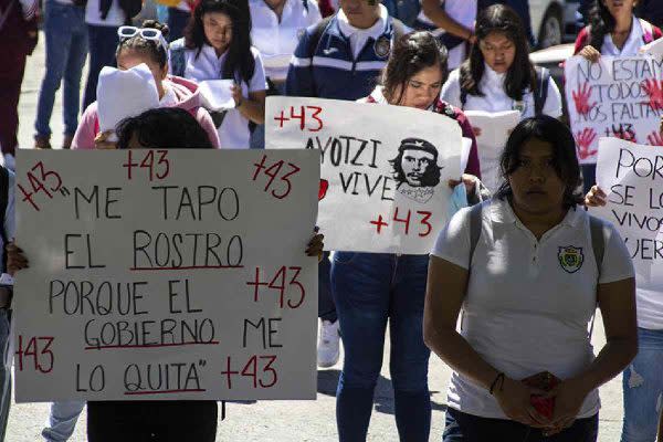 Protesta de estudiantes por el noveno aniversario de la desaparición de 43 estudiantes de Ayotzinapa en Guerrer