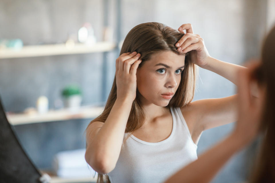 Des astuces pour gommer ses cheveux blancs ou ses racines, il en existe des tas. (Photo : Getty Images)