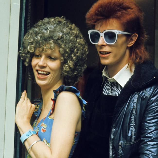 David Bowie se jactó de que contaría a su esposa Angie sobre su aventura con la estilista de Ziggy Stardust credit:Bang Showbiz