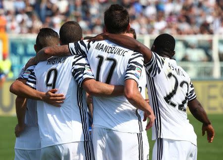 Football Soccer - Pescara v Juventus - Italian Serie A - Adriatico-Giovanni Cornacchia Stadium, Pescara, Italy - 15/04/17 Juventus' Gonzalo Higuain celebrates with teammates after scoring second goal. REUTERS/Alessandro Bianchi