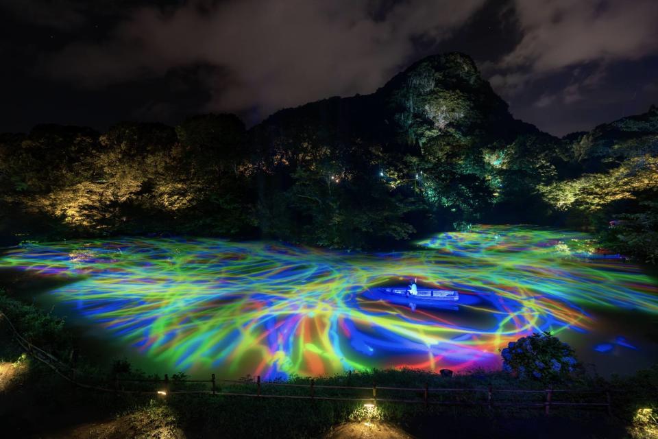 日本九州teamLab互動光影展！28件藝術裝置與300萬年大自然融合：超震撼瀑布巨石、數碼魚群池塘、惟美吊燈房