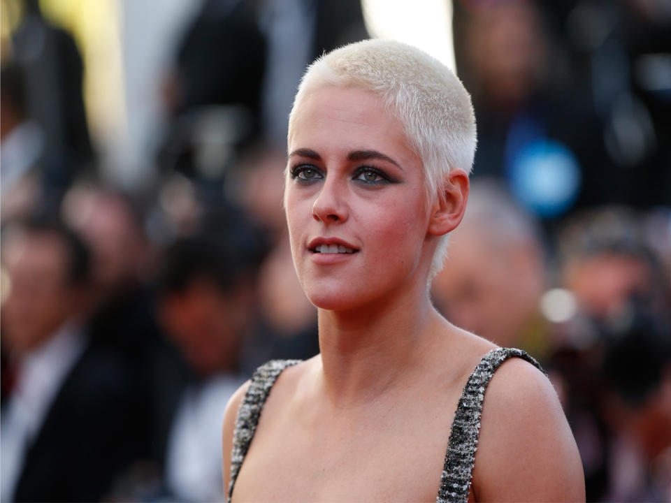 Dass Kristen Stewart lesbisch ist, war schön länger bekannt. Schließlich datete die "Twilight"-Darstellerin bereits Frauen wie St. Vincent und Alicia Cargile. Öffentlich bestätigte die Ex von Robert Pattinson ihre Homosexualität aber erst in diesem Jahr, als sie "Saturday Night Live" moderierte. In ihrem Eröffnungsmonolog erklärte sie nur: "Ich bin so was von lesbisch, Dude!" (Bild-Copyright: Alastair Grant/AP Photo)