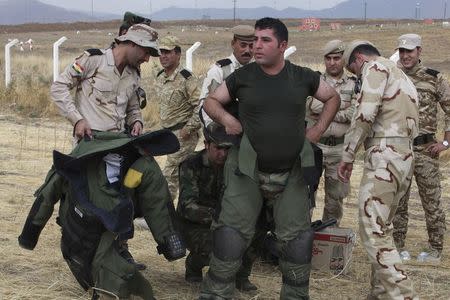 Kurdish Peshmergas take part in a training session on how to search for unexploded ordnance, conducted by a British company in Sulaimaniya October 14, 2014. REUTERS/Azad Lashkari