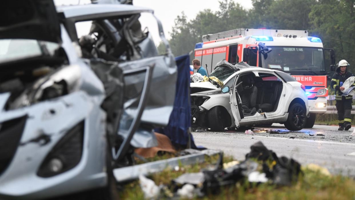 Autowracks stehen am Unfallort auf der A81 zwischen Ahorn und Boxberg. Foto: Marijan Murat