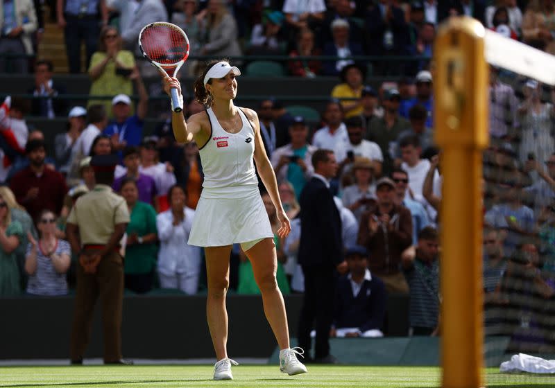 Foto del sábado de la tenista francesa Alize Cornet celebrando tras superar a la polaca Iga Swiatek por la tercera ronda de Wimbledon