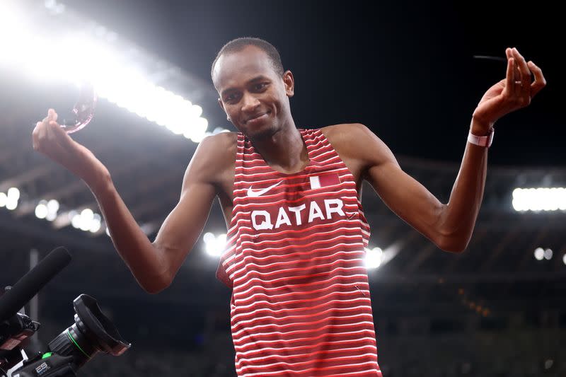 Foto del domingo del qatarí Mutaz Essa Barshim celebrando tras el oro compartido en salto en alto con el italiano Gianmarco Tamberi