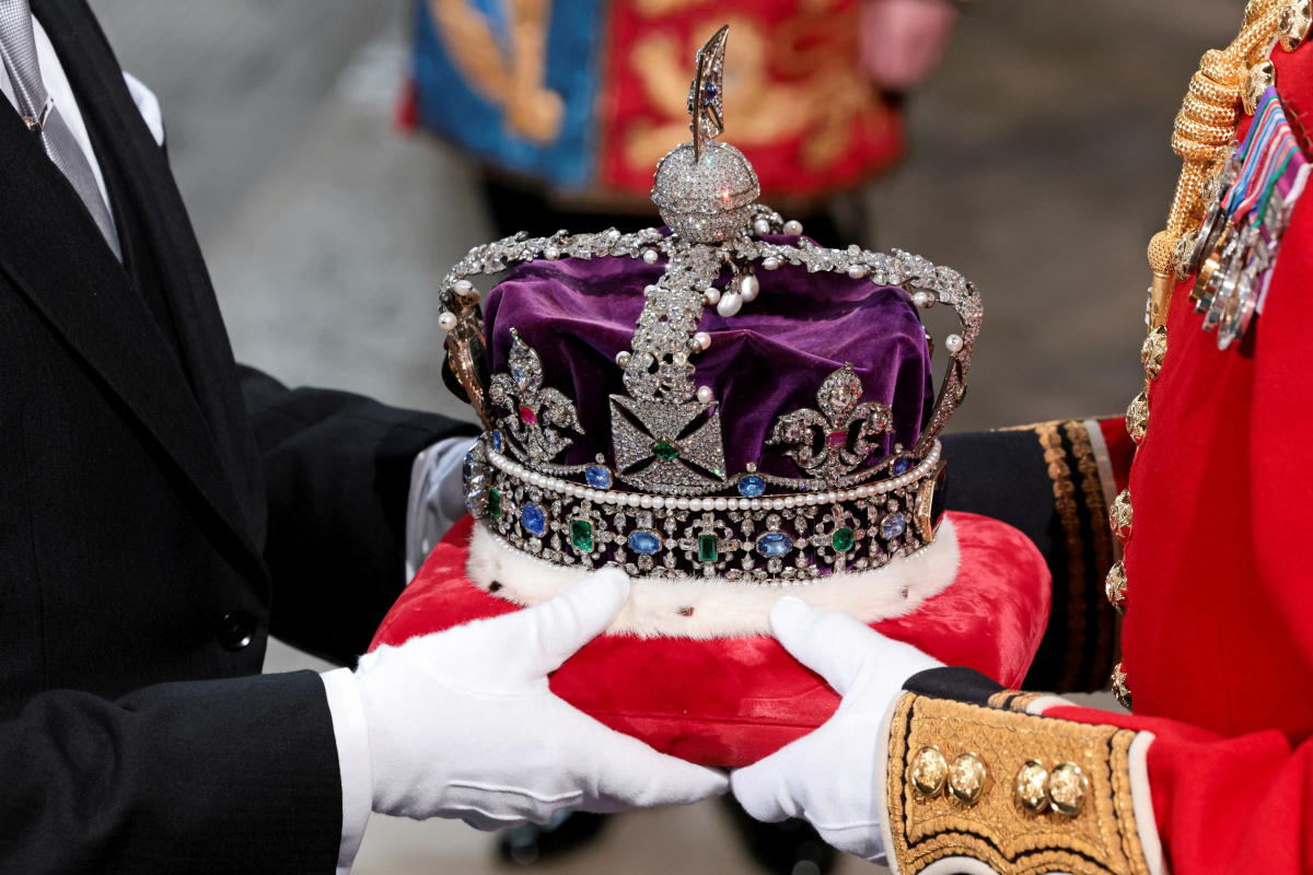 The significance behind Queen Elizabeth II's Imperial State Crown, that she  wears on special occasions