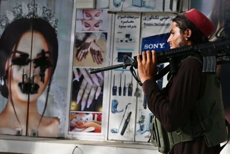 Las imágenes de mujeres en las calles han comenzado a ser destruidas en Afganistán.