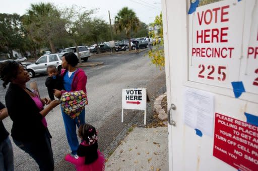 Una familia afroamericana aguarda para votar a las puertas de un centro electoral de San Petersburg (Florida).