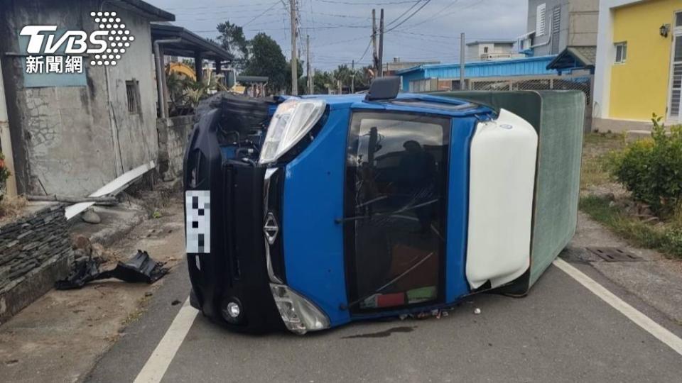 小貨車自撞民宅圍籬、石牆，重心不穩翻覆路中。（圖／警方提供）