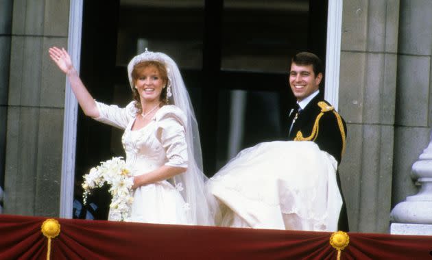 Sarah Ferguson and Prince Andrew stand on the balcony of Buckingham Palace and wave at their wedding on July 23, 1986, in London. (Photo: Anwar Hussein via Getty Images)
