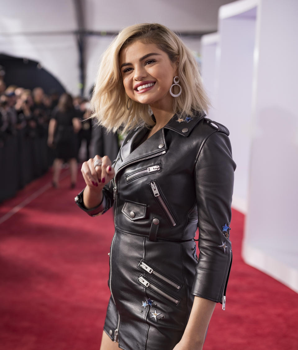 <p>Selena Gomez le dio un vuelco a su apriencia y ahora es una mujer rubia de cabellera corta, como lució en su reciente aparición en los American Music Awards, en Los Ángeles, donde además llevó un sexy atuendo de minifalda y chaqueta en cuero que dividió opiniones/Getty Images </p>